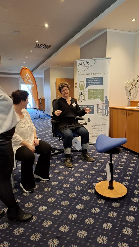 Teilnehmerin bei einer praktischen Ergonomie-Übung auf der Fachtagung Leipzig