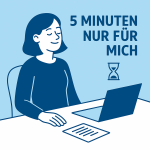 Illustration einer entspannten Frau im Büro, die mit geschlossenen Augen eine kurze Pause einlegt. Neben ihr steht der Text „5 Minuten nur für mich“ mit einer kleinen Sanduhr – gehalten im ruhigen Hellblau-Dunkelblau-Stil des Verbandes der Sekretärinnen.
