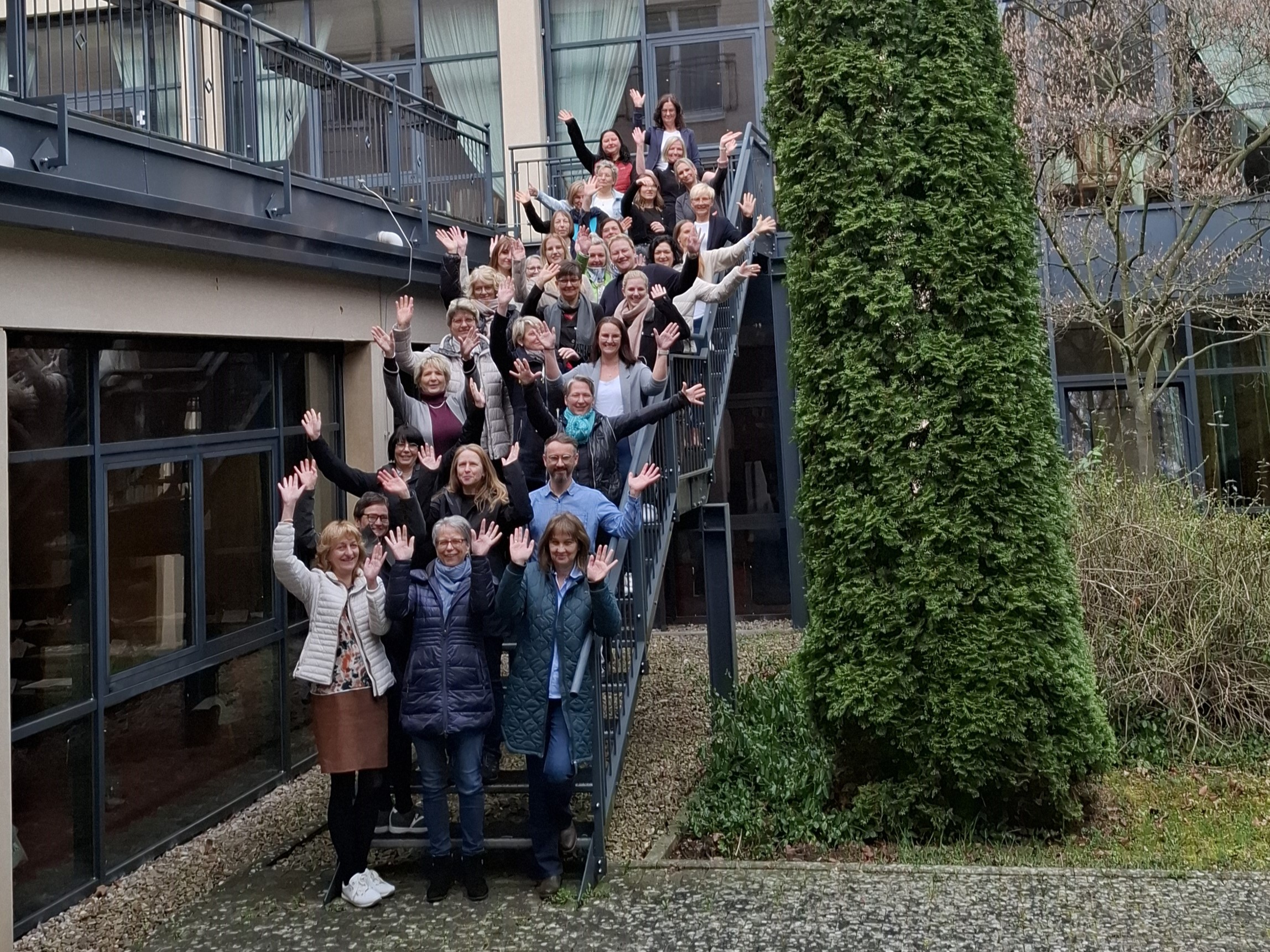 Erfurt 2025-1 Assistenzen im Gruppenbild der Fachtagung der Sekretariate und Assistenzen 2026 in Erfurt