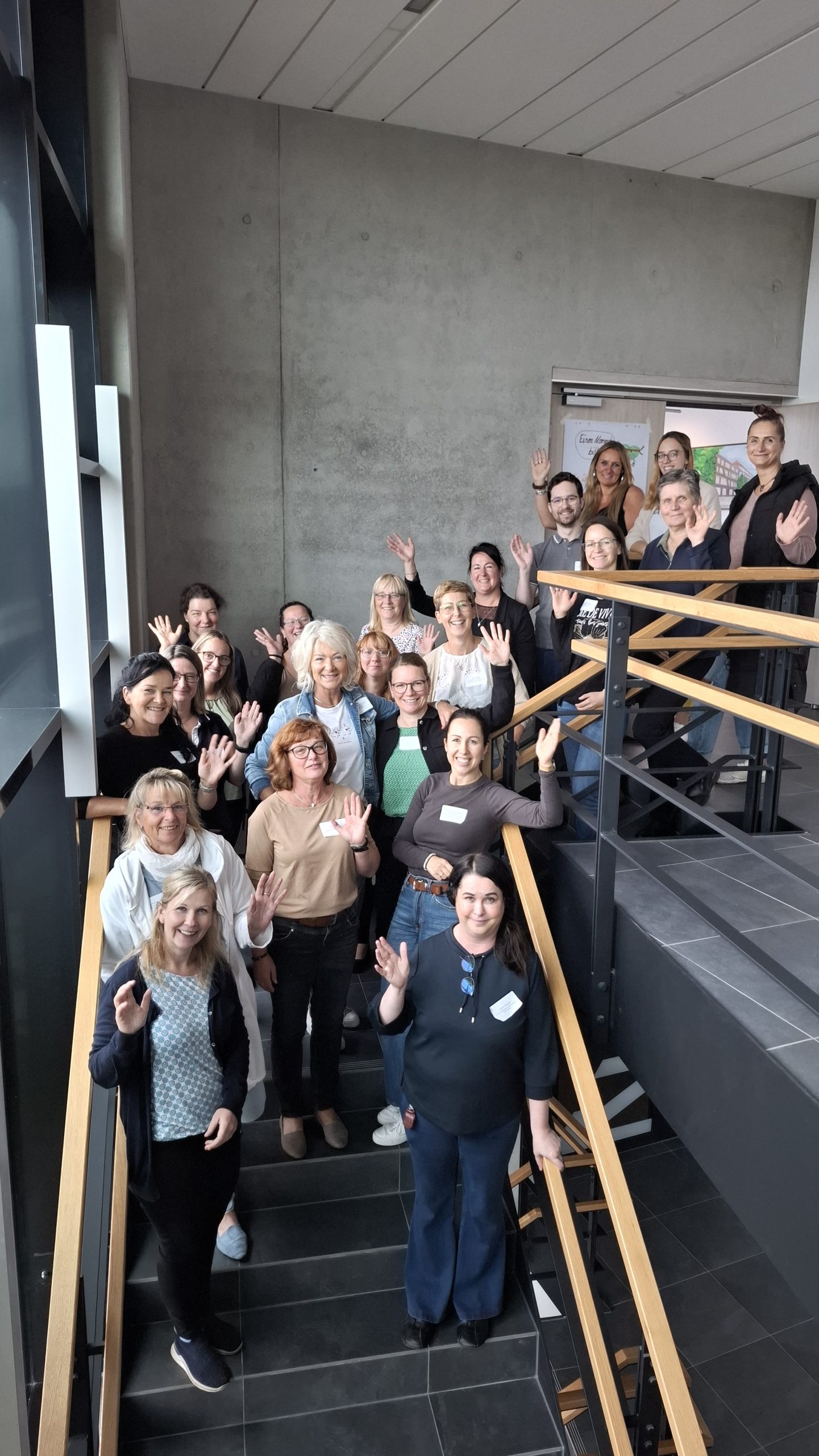 Schwerin 20250918_110502 Fachtagung in Schwerin, die Gruppe der Sekretärinnen steht auf einer Gebogenen Treppen und winkt in die Kamera