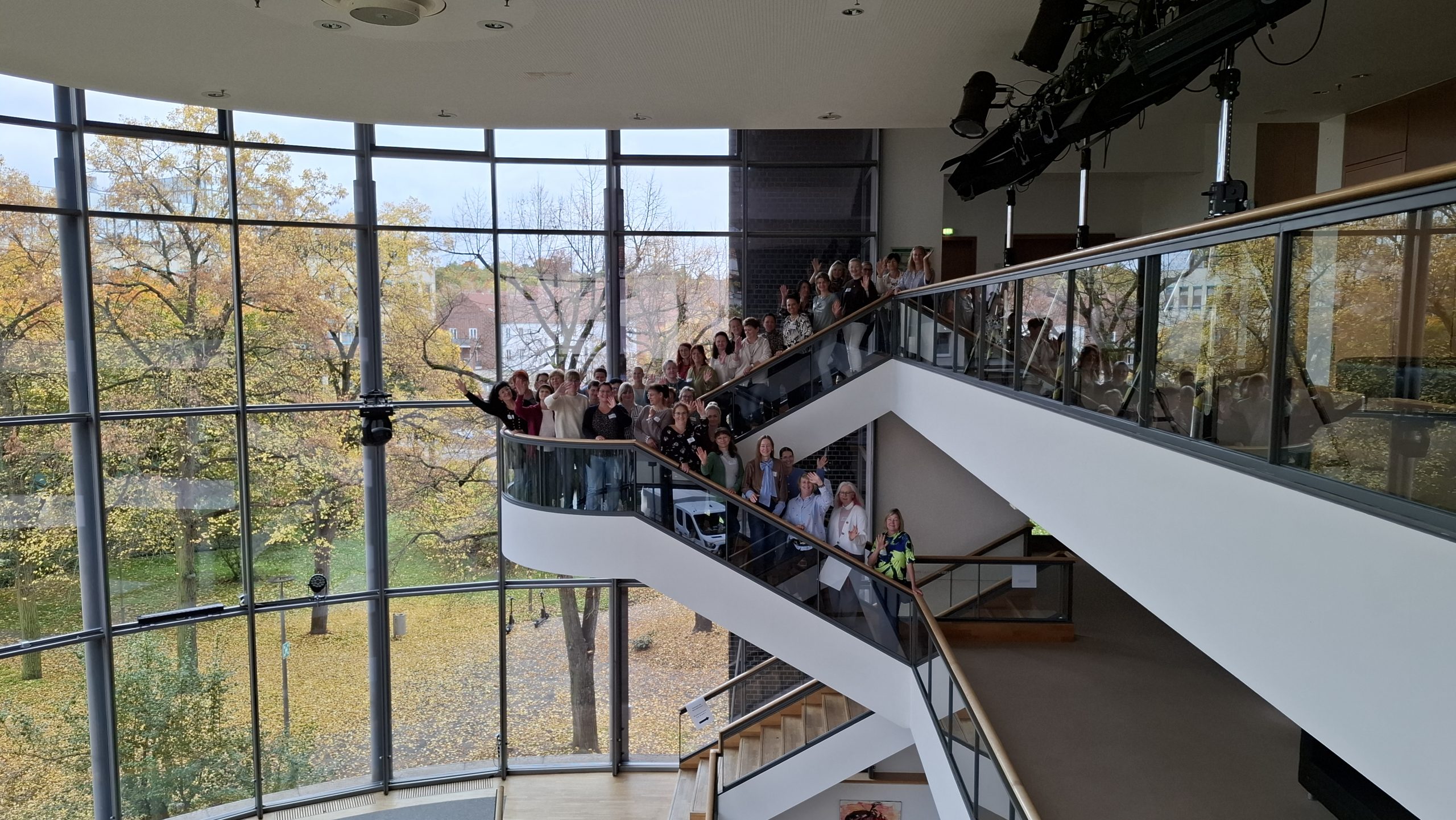 Frankfurt Oder 20251016_131114 im Kleistforum stehen die TEilnehmerinnen der Fachtagung 2025 auf der Freitreppe und winken