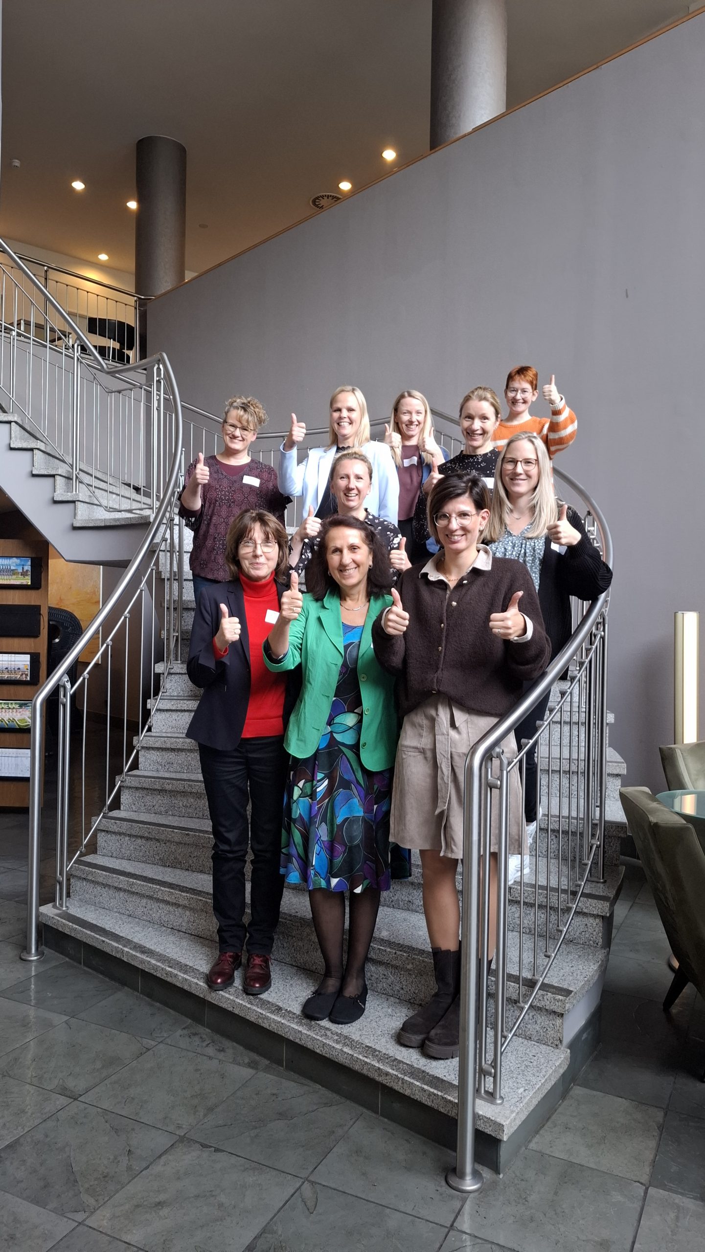 Dresden 20251113_132612 Die zweite Gruppe in Dresden steht auf der Wendeltreppe und winkt in die Kamera