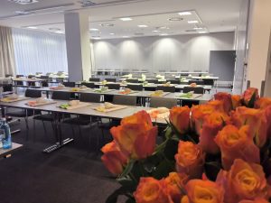 Orangefarbene Rosen als persönliche Aufmerksamkeit bei der Fachtagung