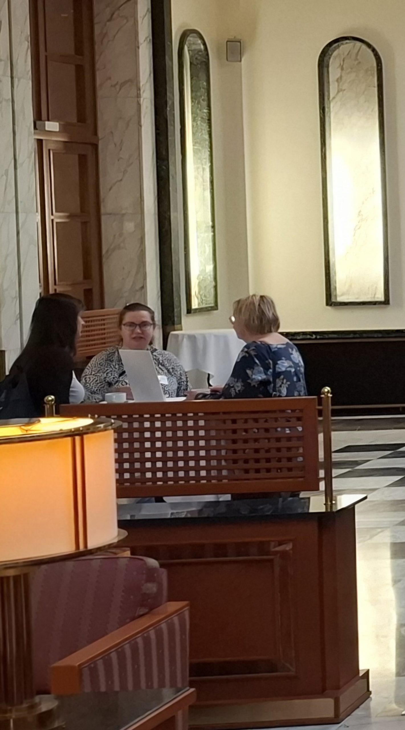 Sekretärinnen im Gespräch